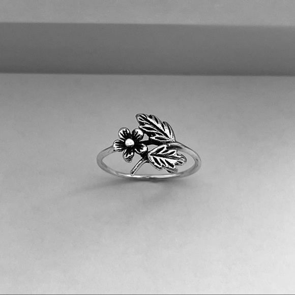 Sterling silver flower with leaves ring, flower ring, leaf ring, silver ring - Picture 6 of 11